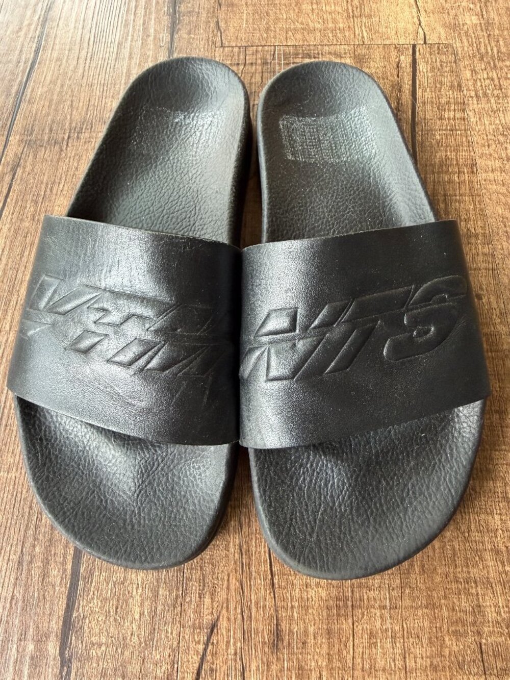 VTMNTS Vetements Logo Rubber Pool Slides in Size 39 Black